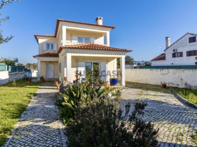 Moradia Isolada T4 com Garagem Box, Jardim, Poço e Anexos em Azeitão