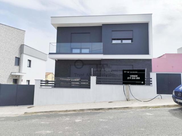 Moradia Isolada T4 com Jardim, Piscina e Garagem 338m² Póvoa de Santa Iria e Forte da Casa