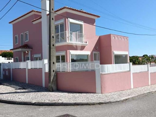 Moradia isolada T4 com soto e cave situado na Charneca da Caparica
