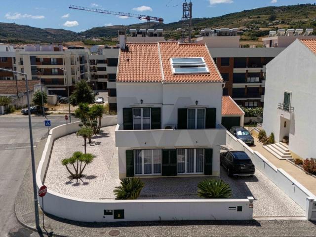 Moradia isolada T4 com 275 m2 num lote de 520 m2 em Arruda dos Vinhos