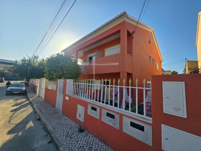 Moradia isolada T4, com 2 pisos e sótão. Anexo e garagem na. 270m² Charneca De Caparica