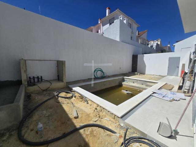 Moradia isolada T4, arquitetura contemporânea com garagem e piscina Quintinhas
