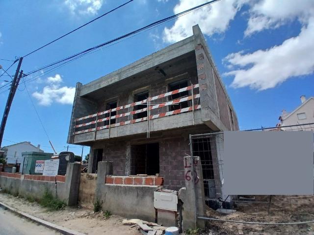 Moradia isolada T4, arquitetura contemporânea com garagem e. 150m² Charneca De Caparica