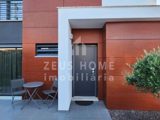 Moradia isolada T4 de arquitetura contemporânea, construída em 2011