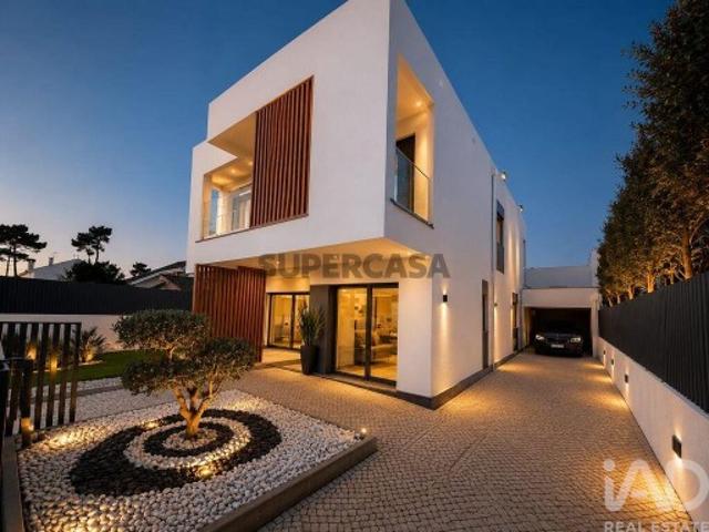Moradia isolada T4 em Charneca de Caparica e Sobreda de 190 m²