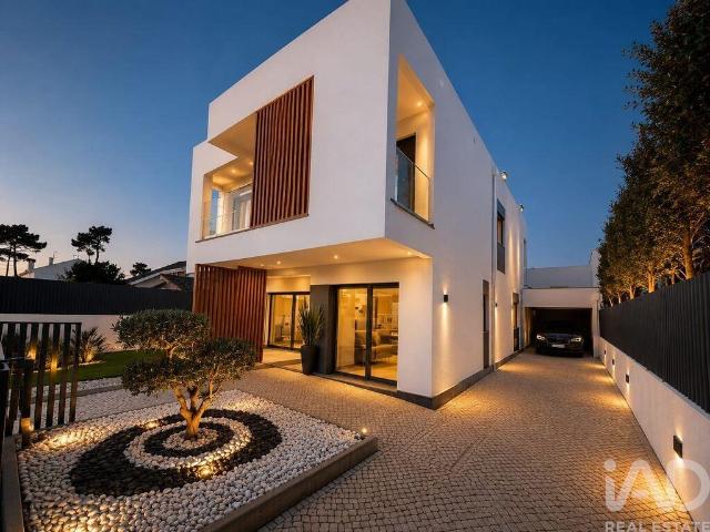 Moradia isolada T4 em Charneca de Caparica e Sobreda de 190 m²