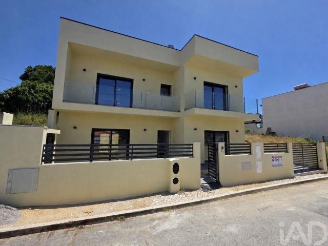 Moradia isolada T4 em Charneca de Caparica e Sobreda de 92,7. 92m² Charneca De Caparica