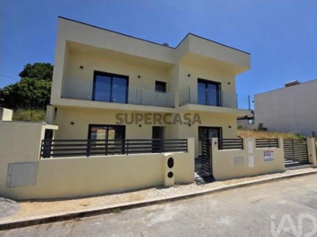 Moradia isolada T4 em Charneca de Caparica e Sobreda de 92,7 m²
