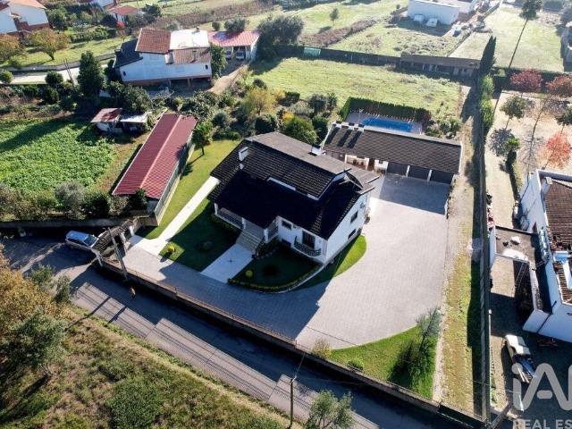 Moradia isolada T4 em Aguada de Cima de 300 m²