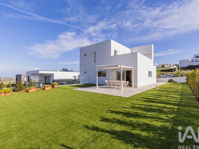 Moradia isolada T4 em Santo Isidoro de 220 m²