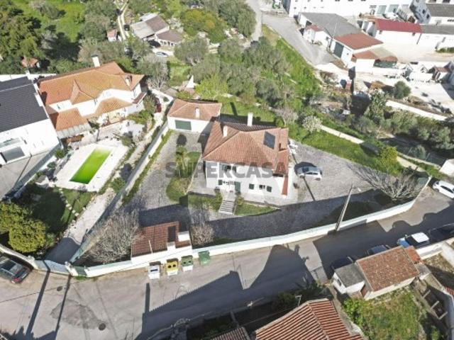 Moradia isolada T4 em Sintra num lote de 1300m2 com apartamento extra