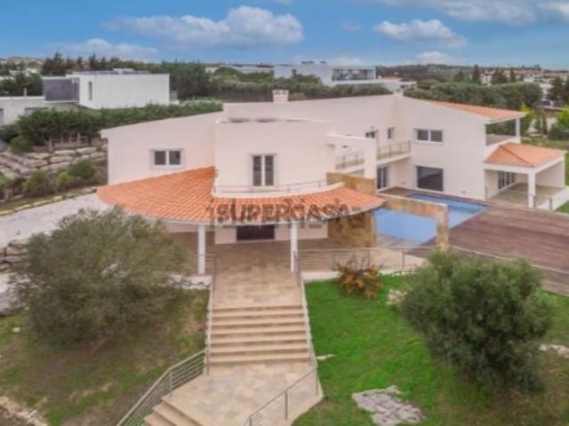 Moradia Isolada T4, inserida num terreno com 1774 m2 Com piscina