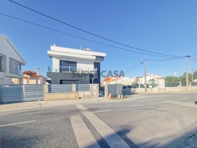 Moradia Isolada T4 600.000€ Charneca da Caparica