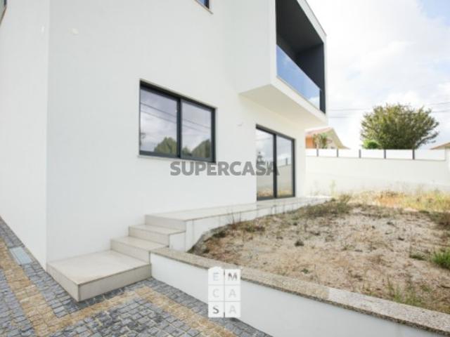 Moradia Isolada T4 Nova com 3 suites A 2 Minutos do Centro de Santa Maria da Feira!