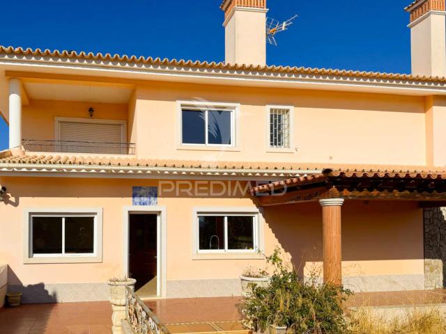 Moradia isolada T4 Santa Bárbara de Nexe