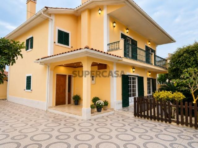 Moradia Isolada T5 com Garagem e Bom Espaço Exterior em Manique