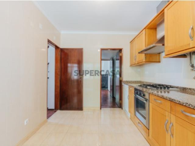 Moradia Isolada T5 com Jardim, Garagem e Cave no Centro de Queijas