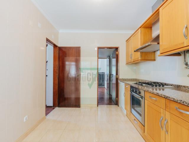 Moradia Isolada T5 com Jardim, Garagem e Cave no Centro de Queijas