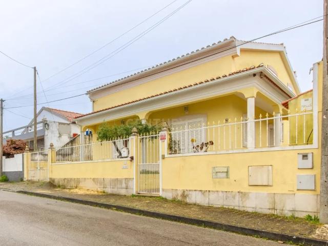 Moradia Isolada T5 com um Quarto no R/C Fernão Ferro