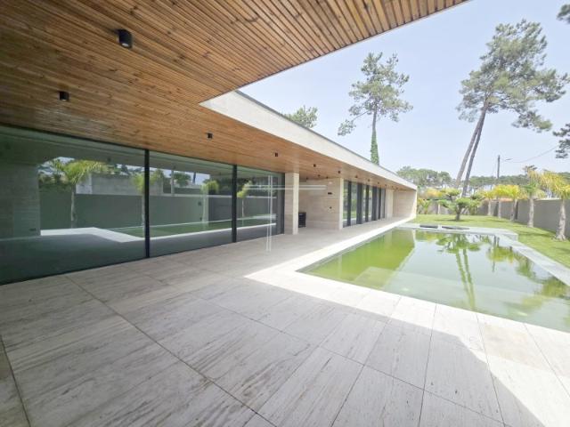 Moradia isolada T5, arquitetura contemporânea com piscina Verdizela