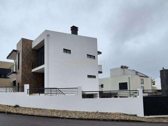 Moradia Isolada T5 de Arquitetura Moderna com Garagem – Quinta da Alembrança, Feijó
