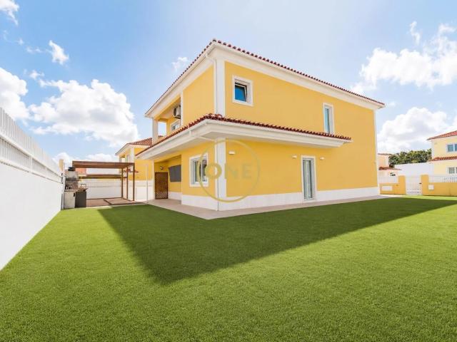 Moradia Isolada T5 Elegante e Sofisticada