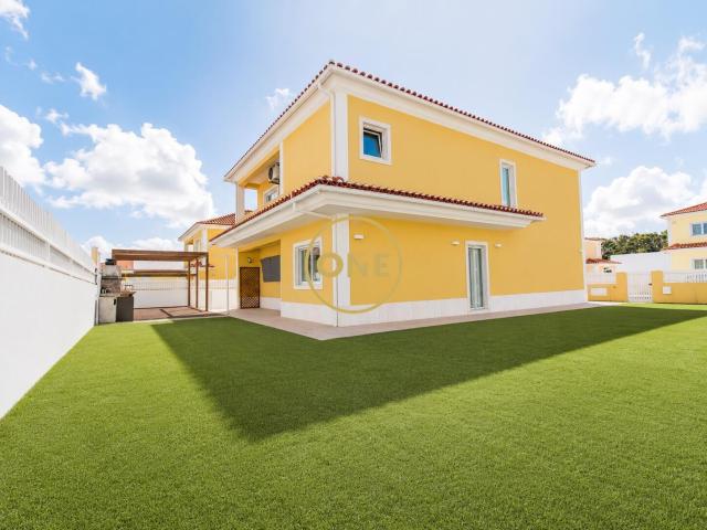 Moradia Isolada T5 Elegante e Sofisticada