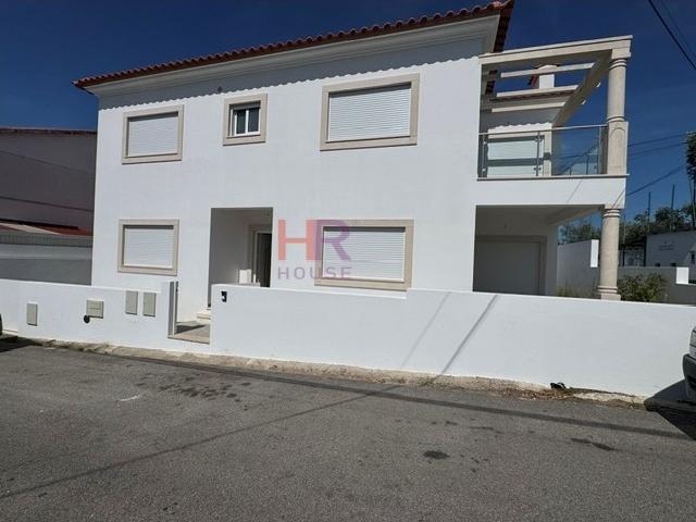 Moradia isolada T5 nova com garagem e alpendre em Coimbra