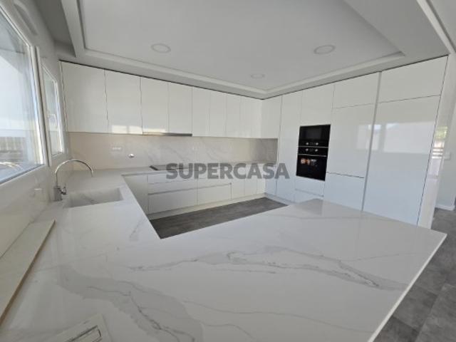 Moradia Isolada T5 Nova, com Piscina em Famões, Odivelas