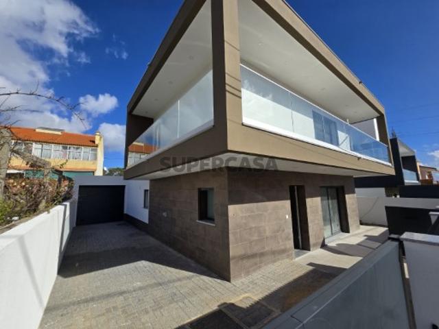 Moradia Isolada T5 Nova, com Piscina em Famões, Odivelas