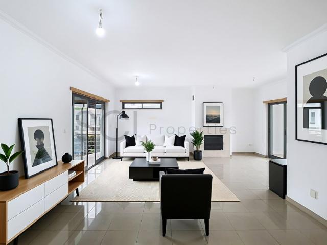 Moradia Isolada T5 no Feijó com Garagem de 100 m²