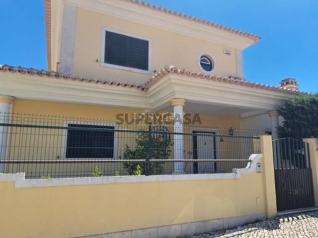 Moradia isolada T5 na Quinta do Hilário com pré instalação de piscina