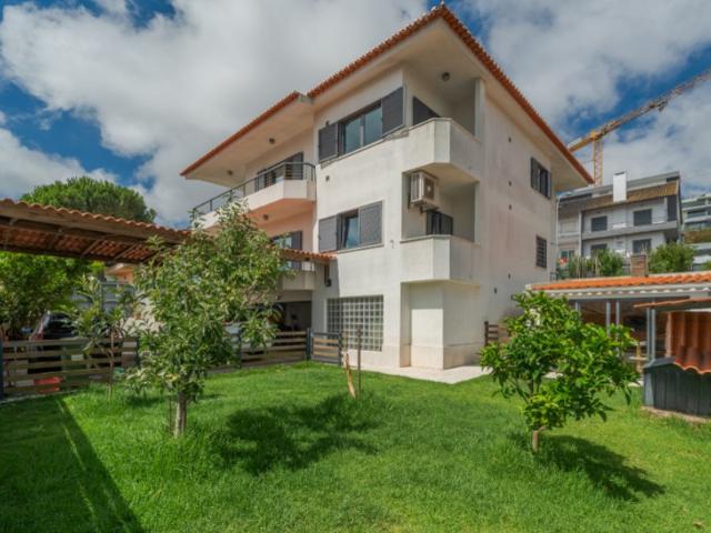 Moradia Isolada T5 Totalmente Remodelada em Oeiras | Jardim, Privacidade e Potencial para Piscina