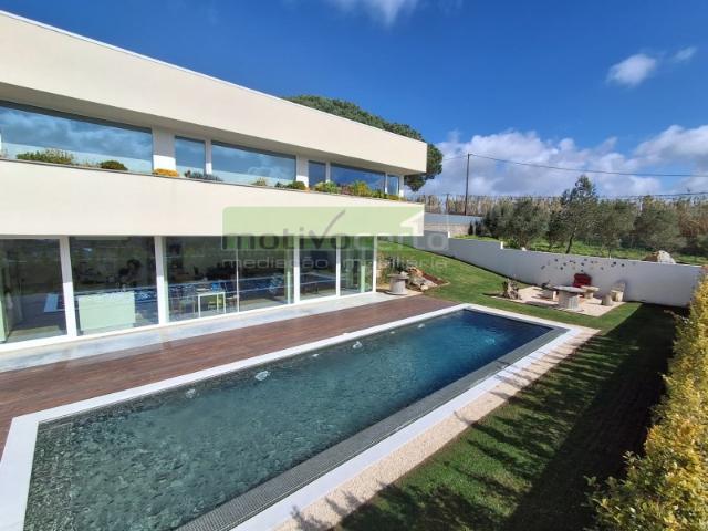 Moradia Isolada T6+1 com Piscina e Vista Única para a Serra de Sintra e Palácio da Pena
