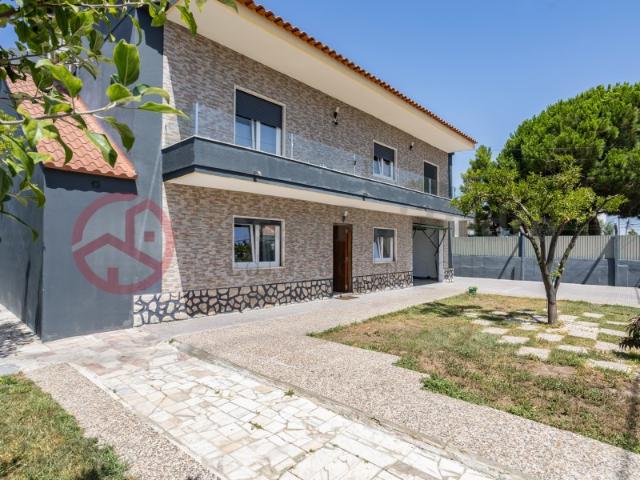 Moradia Isolada T6 em Fernão Ferro com Lote de 1.025 m² e Espaço, Privacidade e Versatilidade