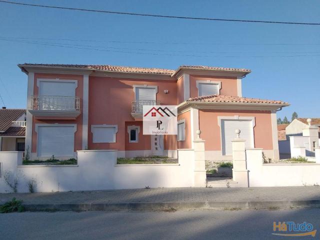 Moradia isolada T7, inserida num terreno com 4.666m2 e área de construção de 635m2 V817JB | 26063675309