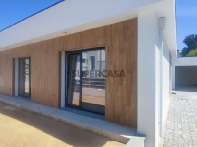 Moradia isolada térrea nova com piscina e garagem em Brejos de Azeitão