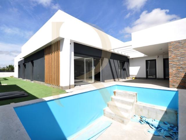 Moradia isolada térrea nova T3 com garagem e piscina em Brejos de Azeitão