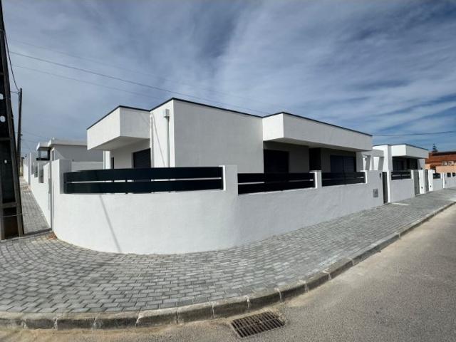 Moradia Isolada Térrea estrear T 3 + lavandaria e garagem, pronta a escriturar