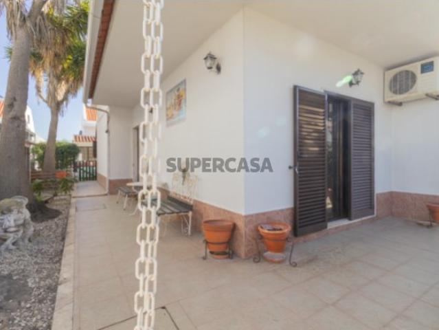 Moradia isolada térrea T4 centro de Fernão Ferro 369.900€
