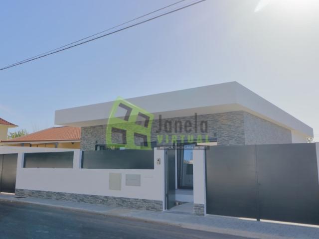 Moradia Isolada Térrea T3+1 Nova em Fernão Ferro