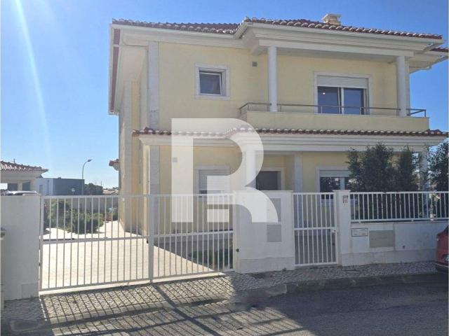 Moradia isolada, tipologia T5 na Abrunheira, inserida em Lot. 124m² Sintra santa maria e são miguel