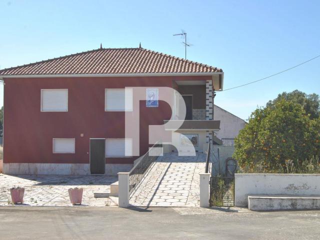 Moradia Isolada, tipologia T5 com 3 entradas independentes. 150m² Agualva e mira sintra