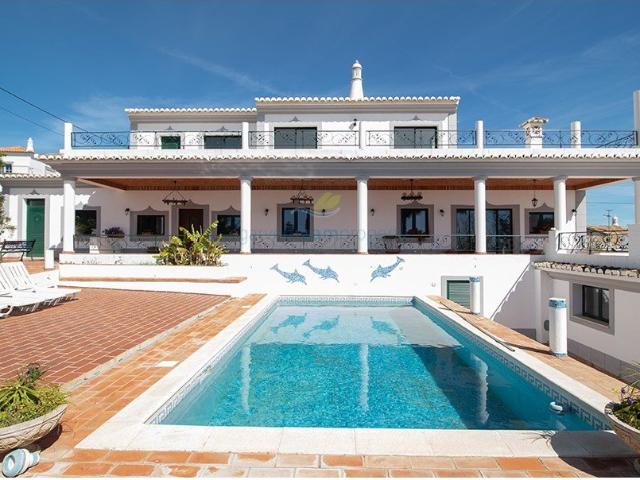 Moradia isolada triplex com quatro quartos com Piscina e Vis. 450m² Loulé São Clemente