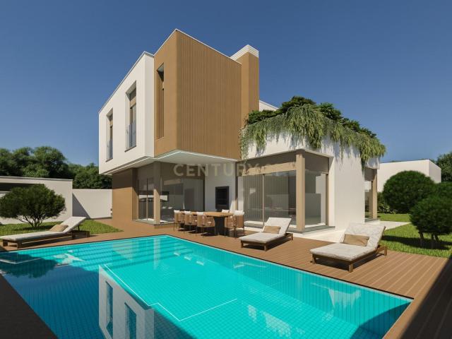Moradia Isolada unifamiliar com piscina e garagem