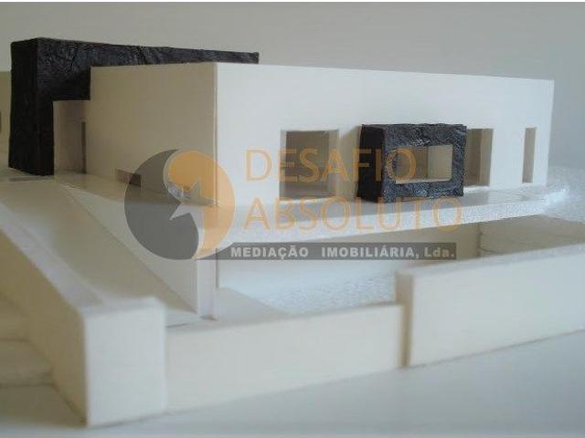 Moradia Isolada V3+1 c/ Piscina e Garagem Ferno Ferro