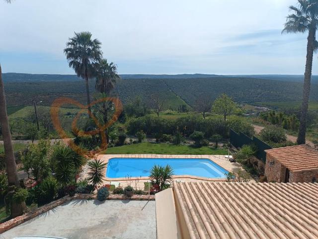 Moradia Isolada V3+1 com vista para a Serra, piscina e garag. 0m² Alte