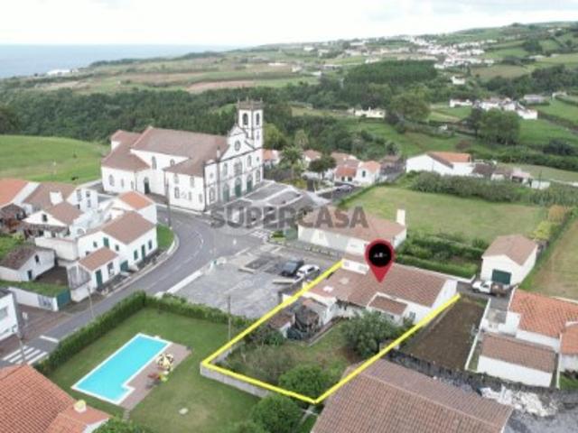 Moradia Isolada V3+2, com garagem e quintal, com estacionamento ao lado, São Miguel Açores