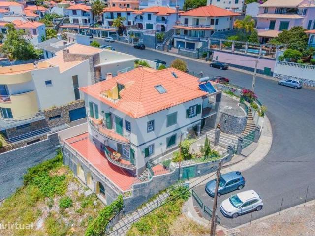 Moradia luxuosa com deslumbrante vista sobre o mar e a baa do Funchal