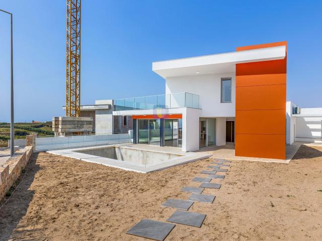 Moradia Luxuosa com Piscina e Elevador na Praia Porto Dinheiro